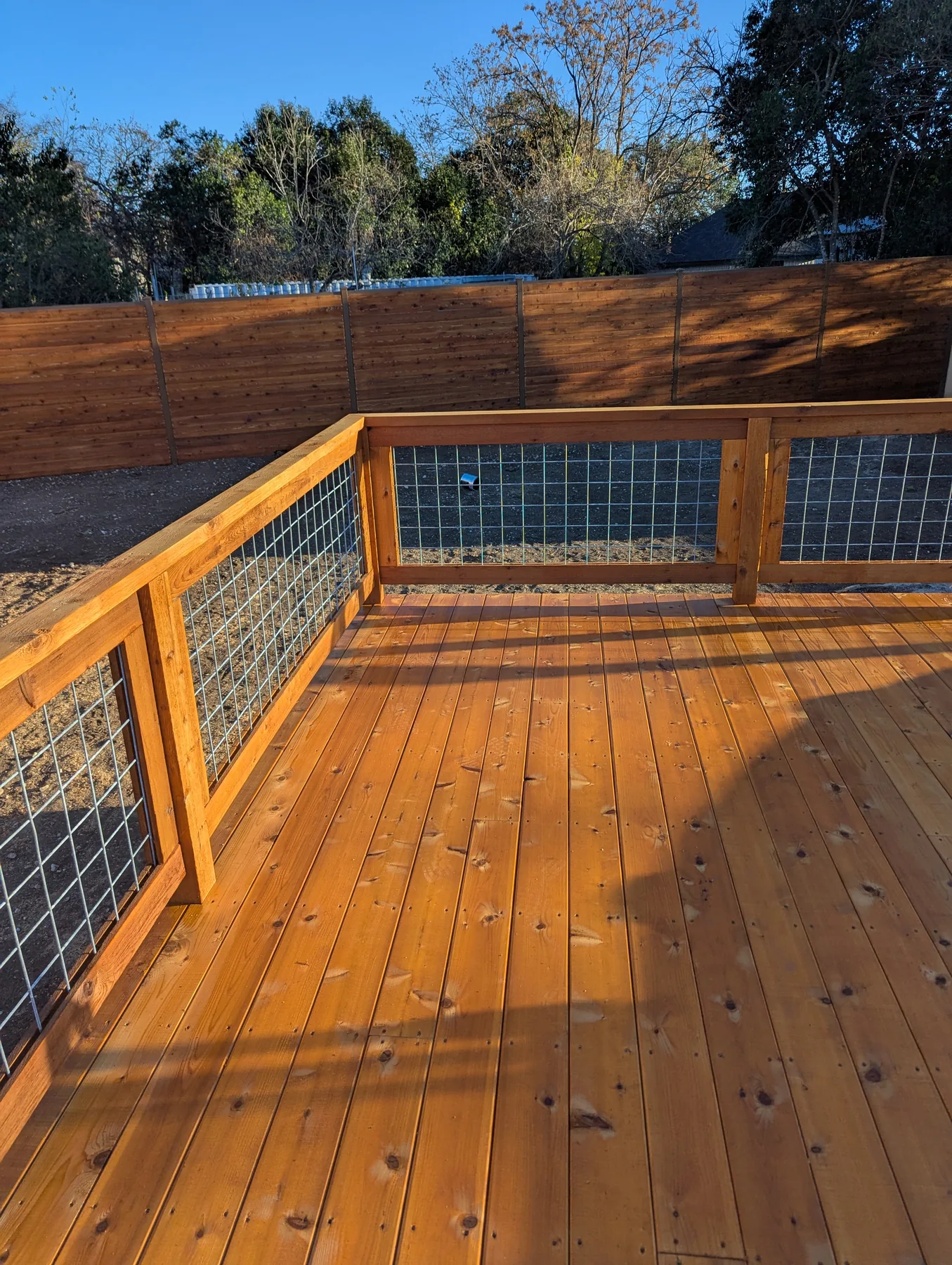 Cedar pool deck railing with cattle panel infill
