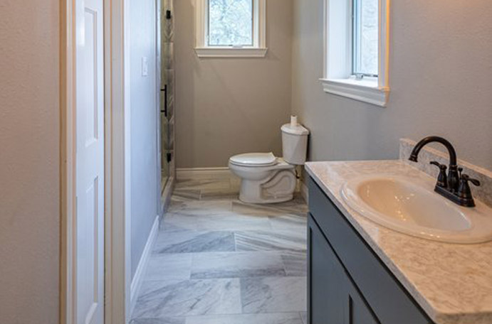 White and grey slate tile bathroom floor.